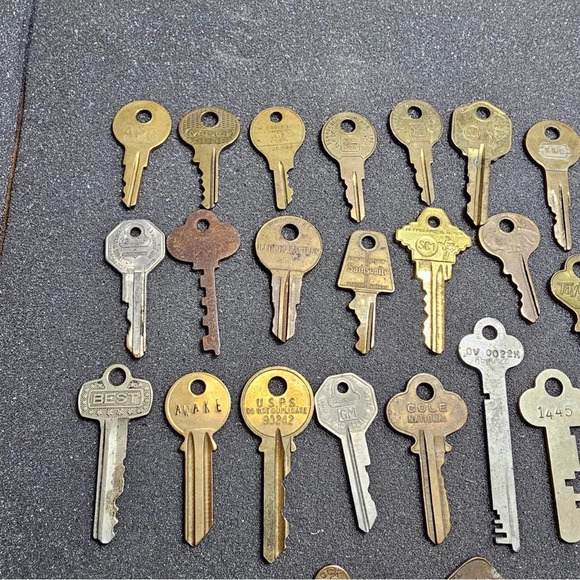 Lot Of 30 Vintage Keys Different Size Brand Color And Metals - Picture 7 of 7